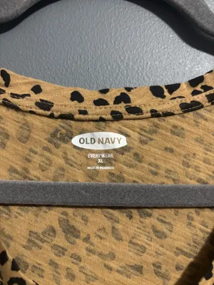 Old navy “everywhere” animal print brown v-neck tee size XL thumbnail 2