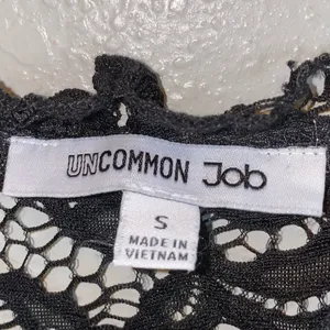 Uncommon Job Small Black Lace Yoke Short‎ Sleeve Tie Neck Blouse thumbnail 3