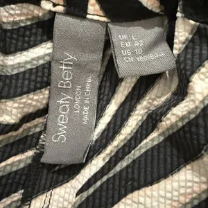 Sweaty Betty‎ Shorts Womens 10 Black Athletic Zebra Stripe thumbnail 4