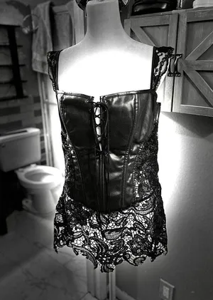 NWOT Faux Leather Black Corset w/ Lace at the Bottom & Shoulder Straps Size:2XL thumbnail 3