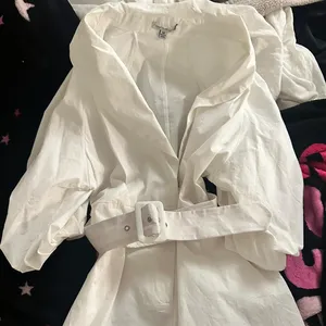 White balloon puff sleeved romper Size M thumbnail 1