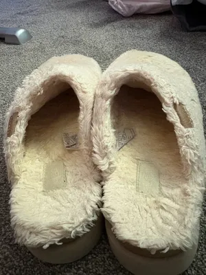 Ugg slippers  thumbnail 2