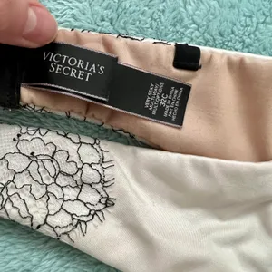 Victoria's Secret Strapless Push Up Bra thumbnail 5