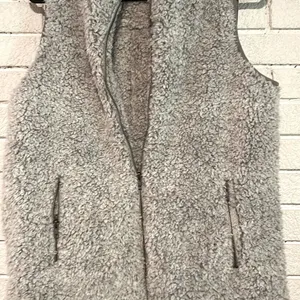 Altar’d State- Light Grey & White Super Soft Sherpa Vest w/ Zip Pockets- Size S thumbnail 5