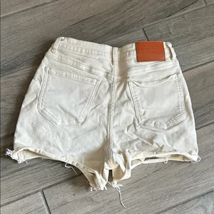 Princess Polly Cream Distressed Women Shorts thumbnail 5