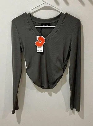 Cider NWT Women Medium Grey Long Sleeve Ruched Sided Crop Top Fall Streetwear thumbnail 1