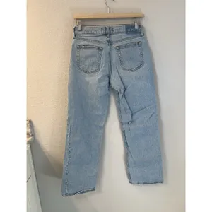 Abercrombie Fitch 90s Straight Ultra High Rise Light Wash Denim‎ Jeans Size 28 thumbnail 2