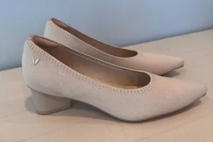 Vivaia Tracy Pro Pointed Toe Chunky Heels Sz 37.5 thumbnail 1