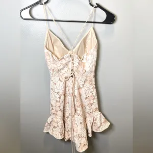 Selfie Leslie MAKE MEMORIES‎ MOLDED BUST LACE MINI DRESS WHITE/BEIGE Size XS thumbnail 6