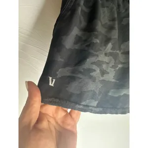 Vuori Clementine 2.5" Shorts Women's Size Large Black Gray Camo Running Active thumbnail 4