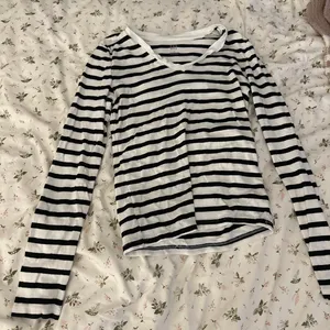 Gap black and white long sleeve  thumbnail 1