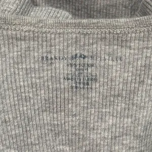 Brandy Melville Grey Ribbed Cropped Tank Top Women’s Small thumbnail 2
