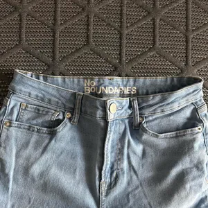 Women’s Size 6 Light Blue Denim Jeans with a Relaxed Fit thumbnail 3