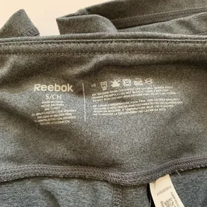 Reebok‎ Mid Rise Shorts Size Small Grey thumbnail 3