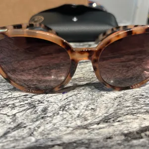 Oscar de la Renta Stylish Tortoise Shell Sunglasses thumbnail 3