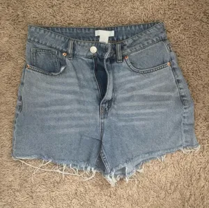H&M Shorts thumbnail 1