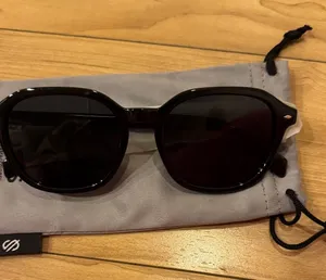 Elegant Black Sunglasses with Pouch thumbnail 1