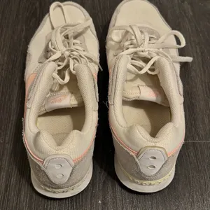 Nike Venture Runner Women’s Shoes VTG 80s 90s Running Off White Coral thumbnail 5