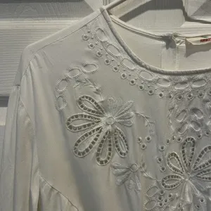 Hummingbird‎ White Eyelet Embroidered Front Tie Bell Sleeve Blouse L Cottagecore thumbnail 2
