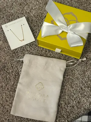 Kendra Scott Juliette Gold Pendant Necklace in Rose Quartz thumbnail 1