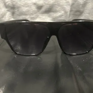 Black Sunglasses thumbnail 3