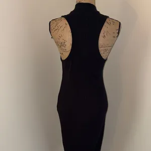 Forever 21 Sleeveless Black Ribbed Midi Dress - Classic Women's Dress thumbnail 4