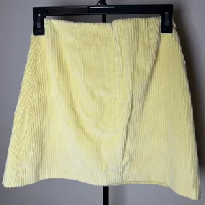 NWT Aritzia Butter Yellow Mini Skirt Size 2 thumbnail 2