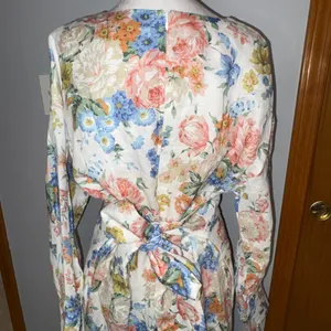 Elliatt Europium Dress‎ White Multi Floral Linen V-Neck Tie Back M $238 MSRP thumbnail 5