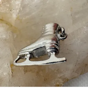 Vintage Silver Tone Ice Skate Charm Red Sole Winter Sports Pendant 3.11g‎ 240 thumbnail 3