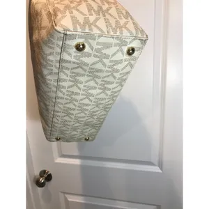 Michael Kors Jet Set Travel Large Signature Tote thumbnail 3