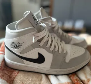 Nike Jordan 1 Mid Smoke Grey thumbnail 1