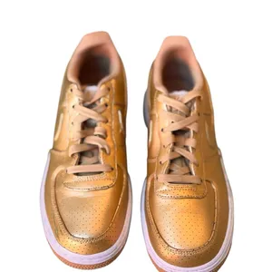 Nike Air Force 1 Low GS Metallic Gold Leather Sneakers 7Y Women's 8.5 Shoes GUC thumbnail 5