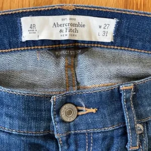 Abercrombie & Fitch Medium Wash Ripped Perfect Stretch Jeans Women Size 4R thumbnail 4