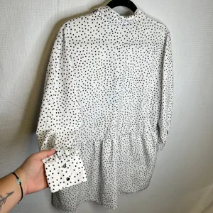 Zara Basic Polka Dot Babydoll Tunic Dress White Black Long Sleeve Pockets M thumbnail 2