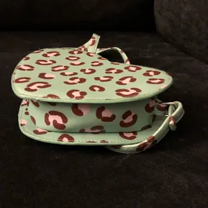 Heart Shaped Leopard Print Crossbody Bag Mint Green Pink Animal Print Purse thumbnail 4