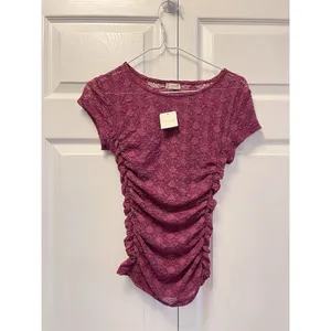 FREE PEOPLE Keep it simple lace baby tee In Dramatic Orchid Pink‎ purple Size S thumbnail 4