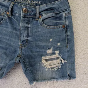 American Eagle Tomgirl Distressed‎ Jean Shorts Womens 00 Blue Denim Button Fly thumbnail 6