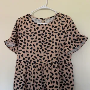 Amazon Women’s Small Tan Black Spotted Animal Print Midi Tiered Dress thumbnail 2