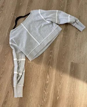 Edikted Off-The-Shoulder crop sweatshirt  thumbnail 1