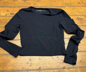 TnA action‎ Aritzia Black Long Sleeve Cropped Athletic Top Women's Size S thumbnail 1
