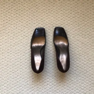 Tahari Brown Suede and patent heels. Sz 7. BNWOT. thumbnail 3