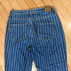 American Eagle Blue Pinstripe High Rise Straight Leg Mom Jeans Women’s Size 4 thumbnail 9