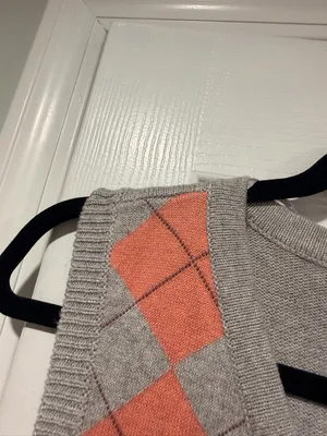 NWT Aeropostale Size M Gray Coral V Neck Argyle Cropped Stretch Sweater Vest thumbnail 4