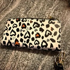 Betsey Johnson Leopard Heart Print Wristlet Wallet Detachable Strap NWT thumbnail 6