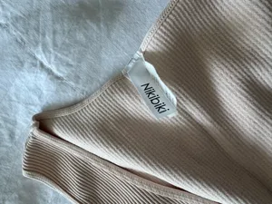 NIKIBIKI Top Ribbed V-Neck Crop thumbnail 4
