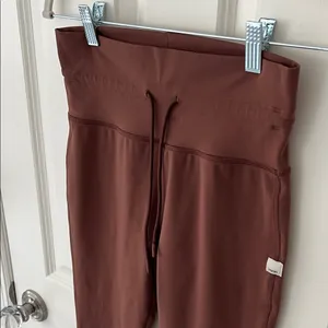 Vuori High-Waist Drawstring Leggings Joggers thumbnail 2