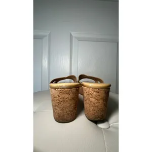 Jimmy Choo Wedge Sandals Slide 7 Tan Patent Leather Cork Heel‎ Logo Toe Plate thumbnail 5