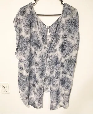 Torrid Plus Size 1X Blue Sheer Snake Print Button Back Short Sleeve Blouse thumbnail 4