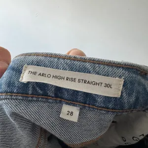 Aritzia Denim Forum Light Wash The Arlo‎ High Rise Straight Distressed Jeans thumbnail 7