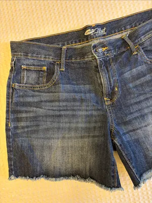 Old Navy The Flirt Size 12 Distressed Frayed Blue Denim Cut Off Jean Shorts thumbnail 2